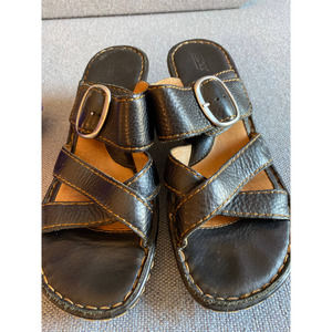 Born woman’s sandal size 8 black leather criss cross buckle slip on sandal